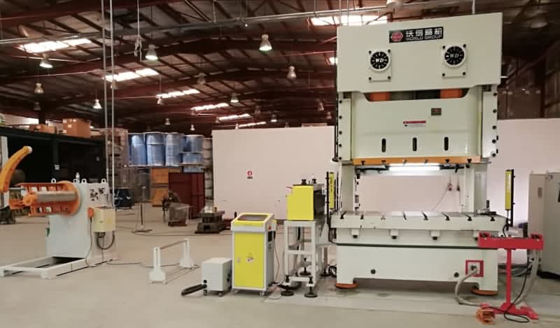 Linha de alimenta&ccedil;&atilde;o da bobina com prensa