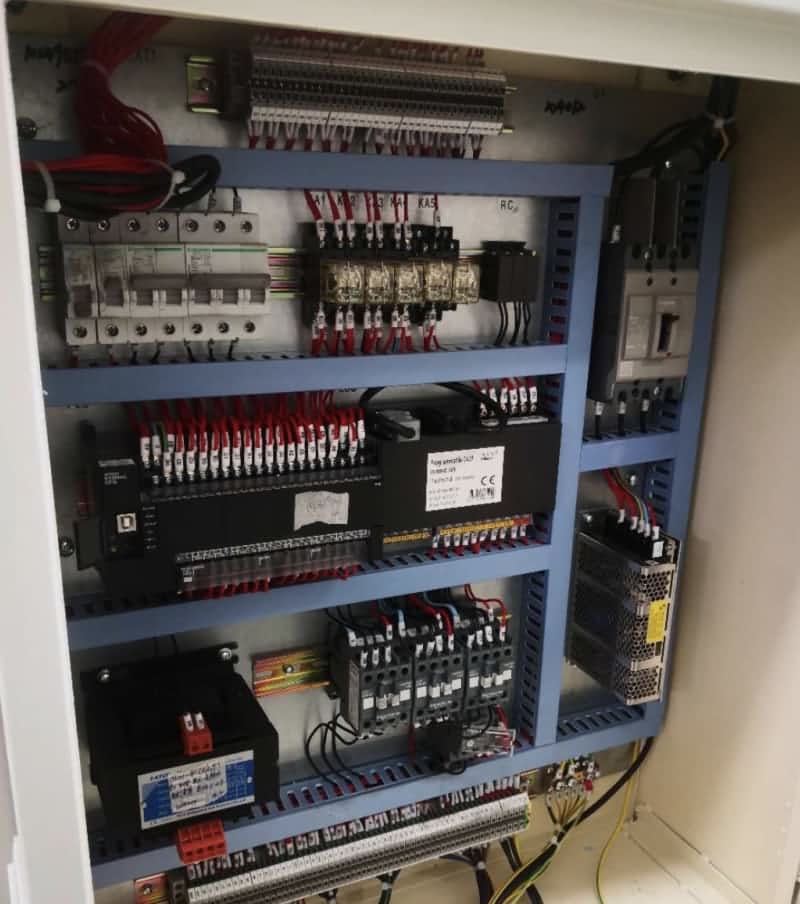 Gabinete de prensa ajust&aacute;vel de AVC