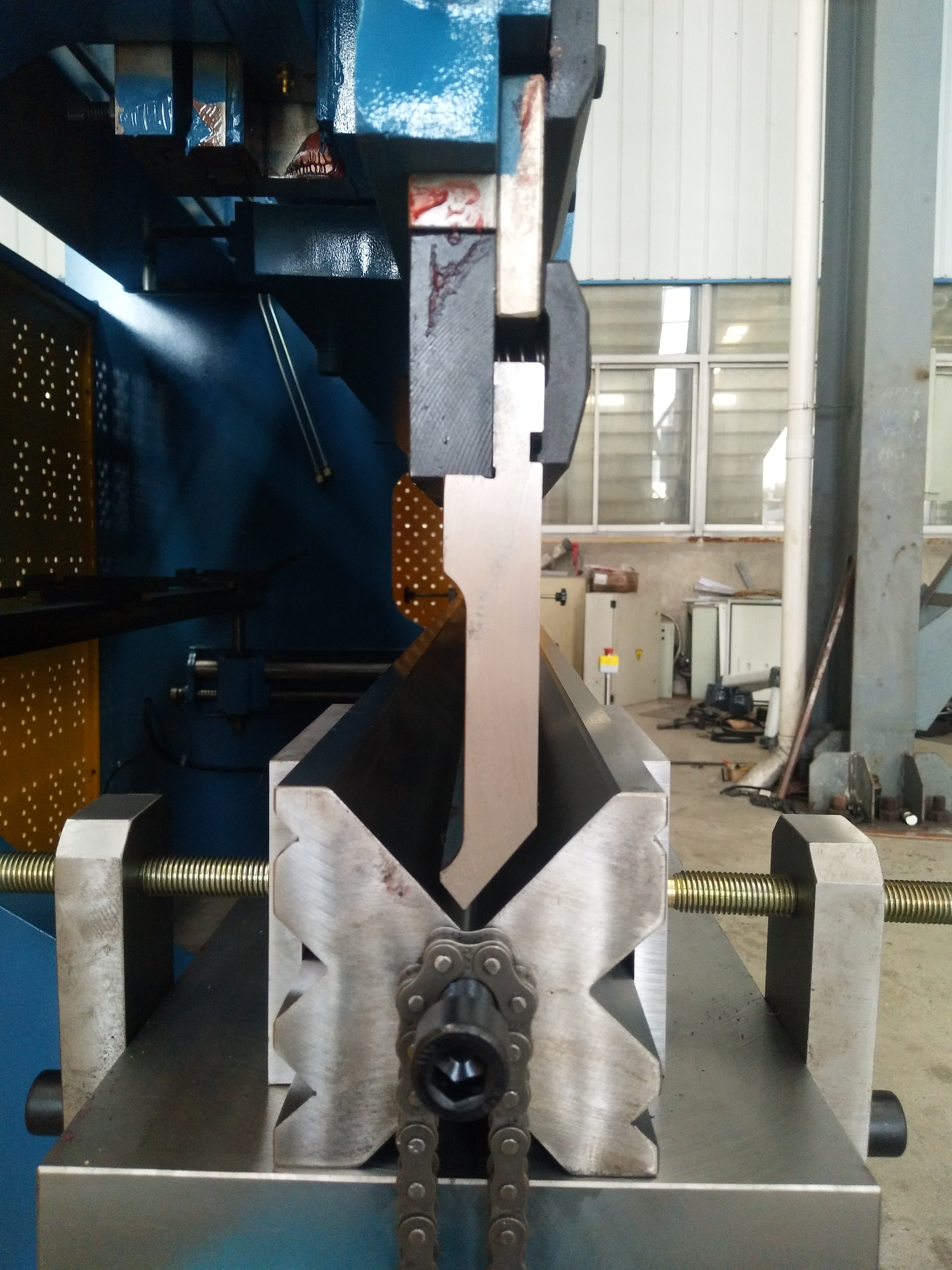 Pressione Punch e Die o Freio